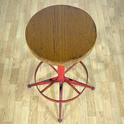 Sgabello girevole in stile Industrial in metallo verniciato rosso e seduta in massello anni 50