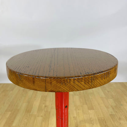 Sgabello girevole in stile Industrial in metallo verniciato rosso e seduta in massello anni 50