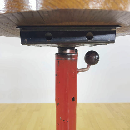 Sgabello girevole in stile Industrial in metallo verniciato rosso e seduta in massello anni 50