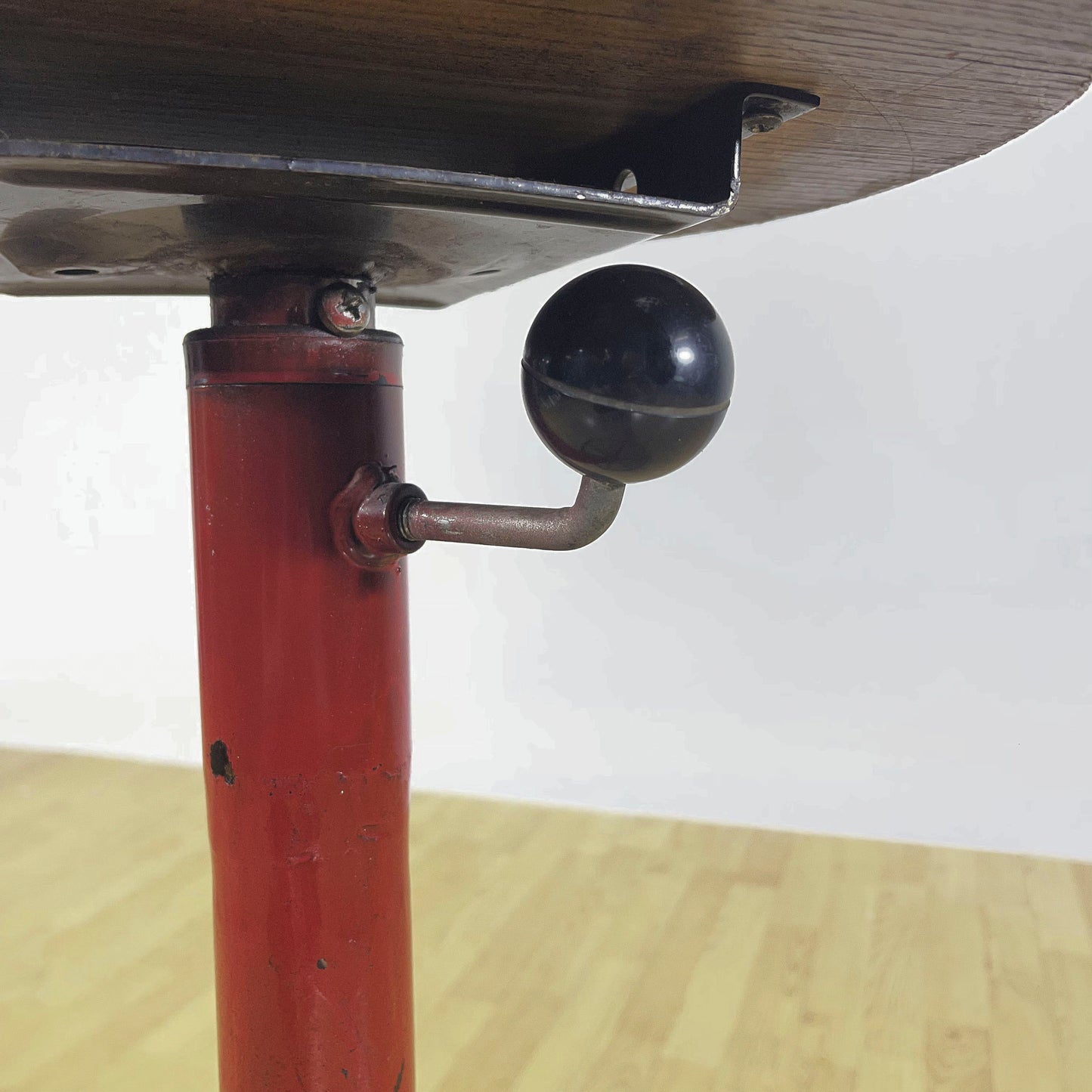 Sgabello girevole in stile Industrial in metallo verniciato rosso e seduta in massello anni 50