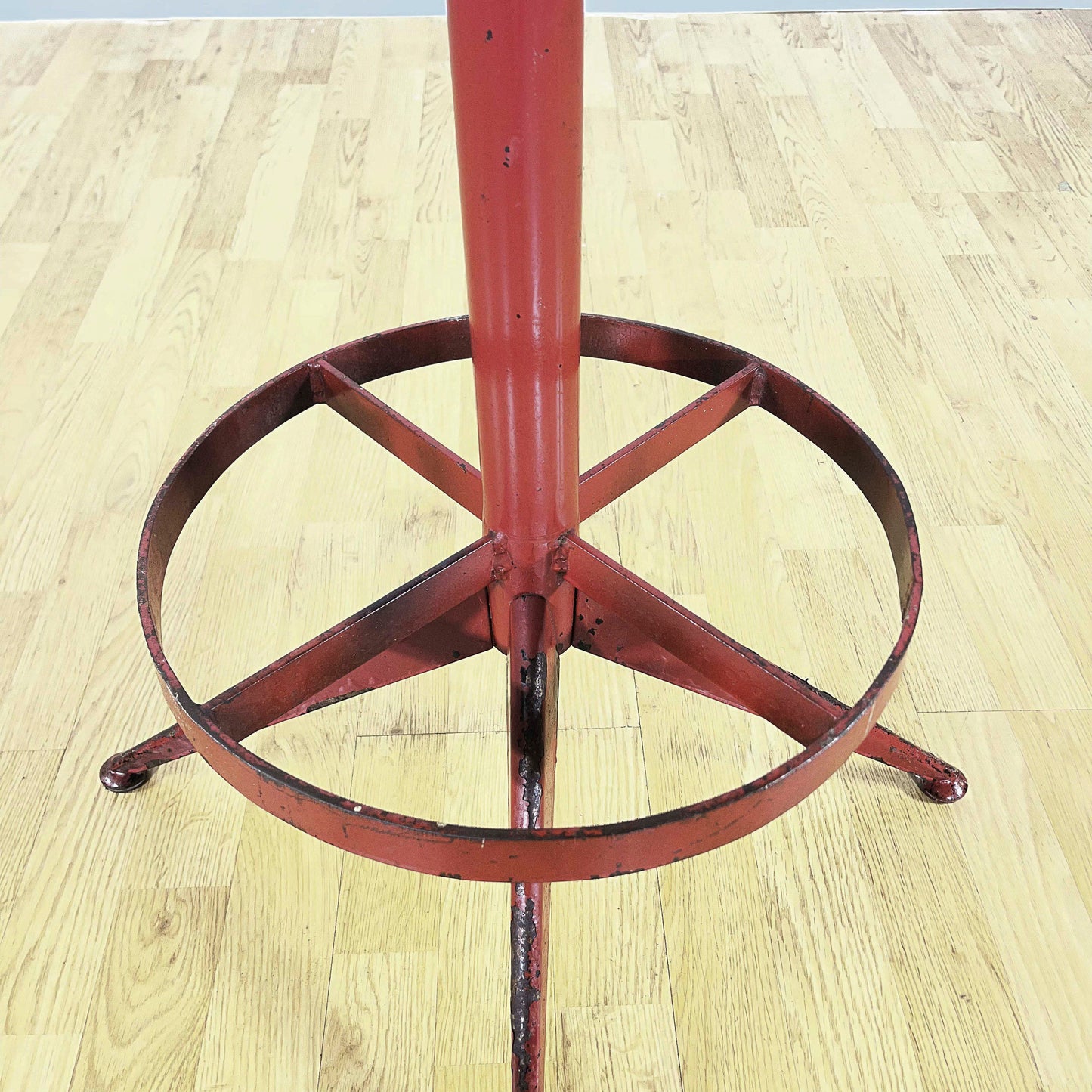 Sgabello girevole in stile Industrial in metallo verniciato rosso e seduta in massello anni 50