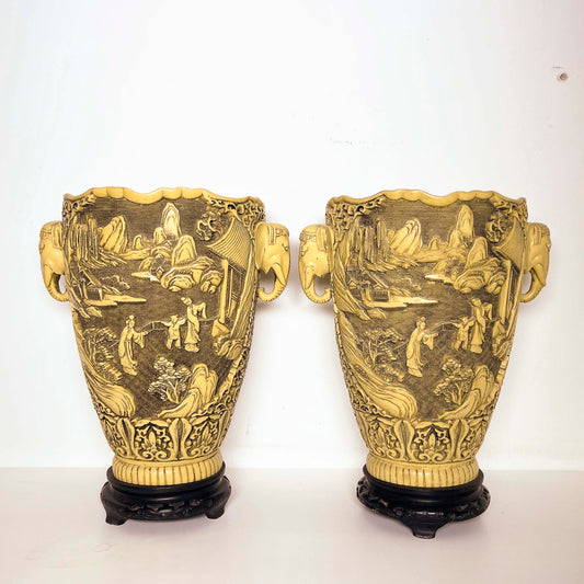 Coppia di vasi asiatico orientali in resina intagliata color avorio anni 70
