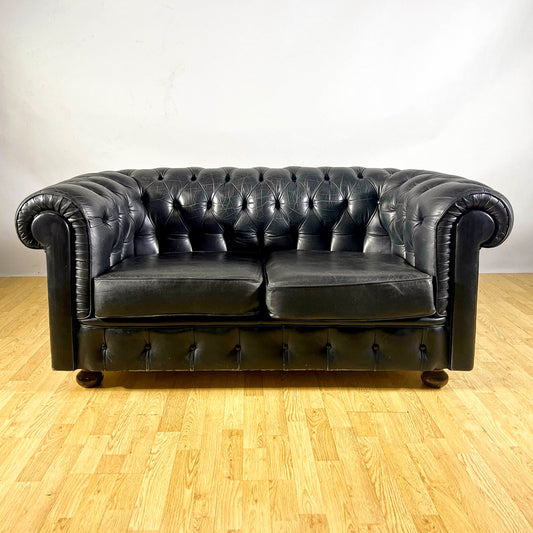 Divano Chesterfield club in pelle nera e piedi in legno anni 60