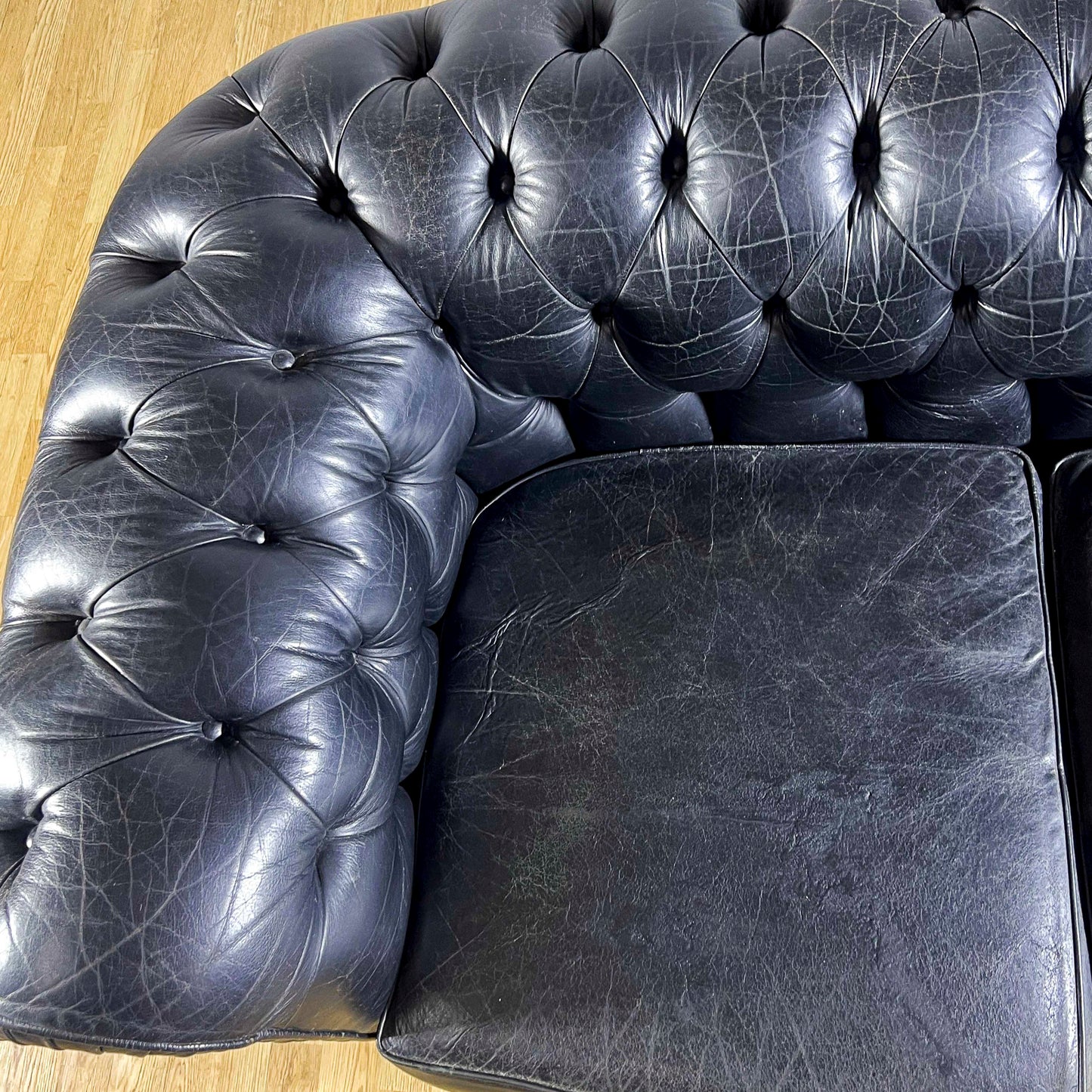 Divano Chesterfield club in pelle nera e piedi in legno anni 60