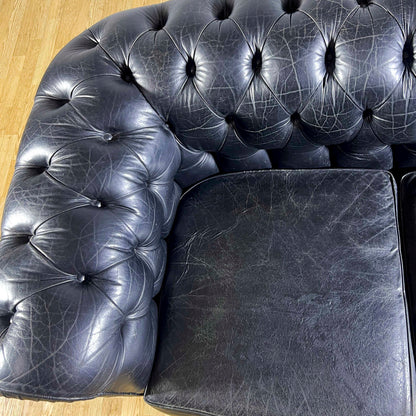 Divano Chesterfield club in pelle nera e piedi in legno anni 60