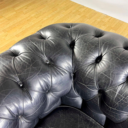 Divano Chesterfield club in pelle nera e piedi in legno anni 60