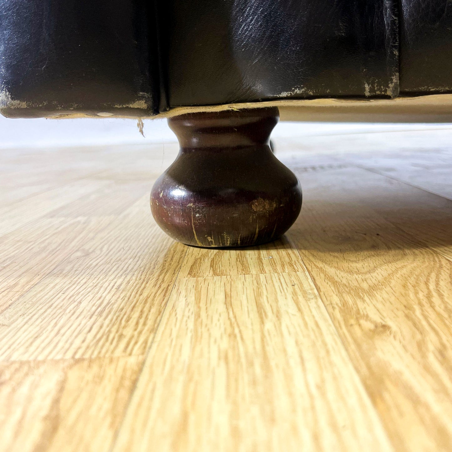 Divano Chesterfield club in pelle nera e piedi in legno anni 60