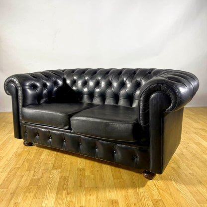 Divano Chesterfield club in pelle nera e piedi in legno anni 60