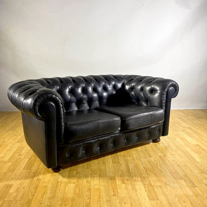 Divano Chesterfield club in pelle nera e piedi in legno anni 60
