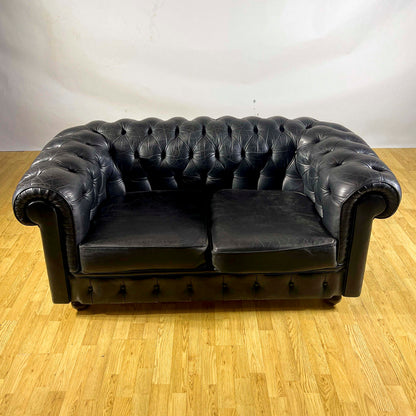 Divano Chesterfield club in pelle nera e piedi in legno anni 60