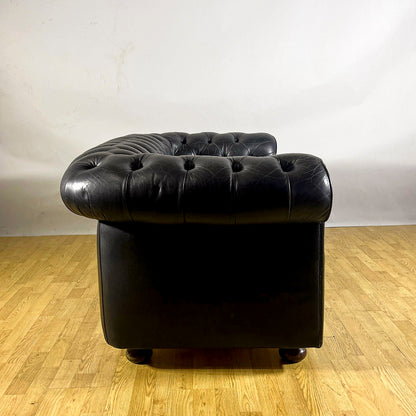 Divano Chesterfield club in pelle nera e piedi in legno anni 60