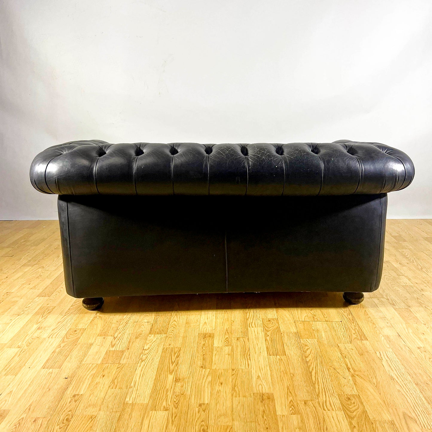 Divano Chesterfield club in pelle nera e piedi in legno anni 60