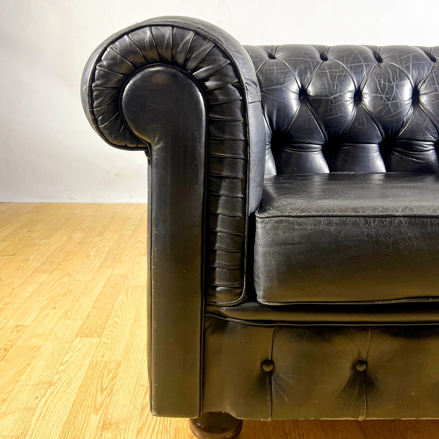 Divano Chesterfield club in pelle nera e piedi in legno anni 60