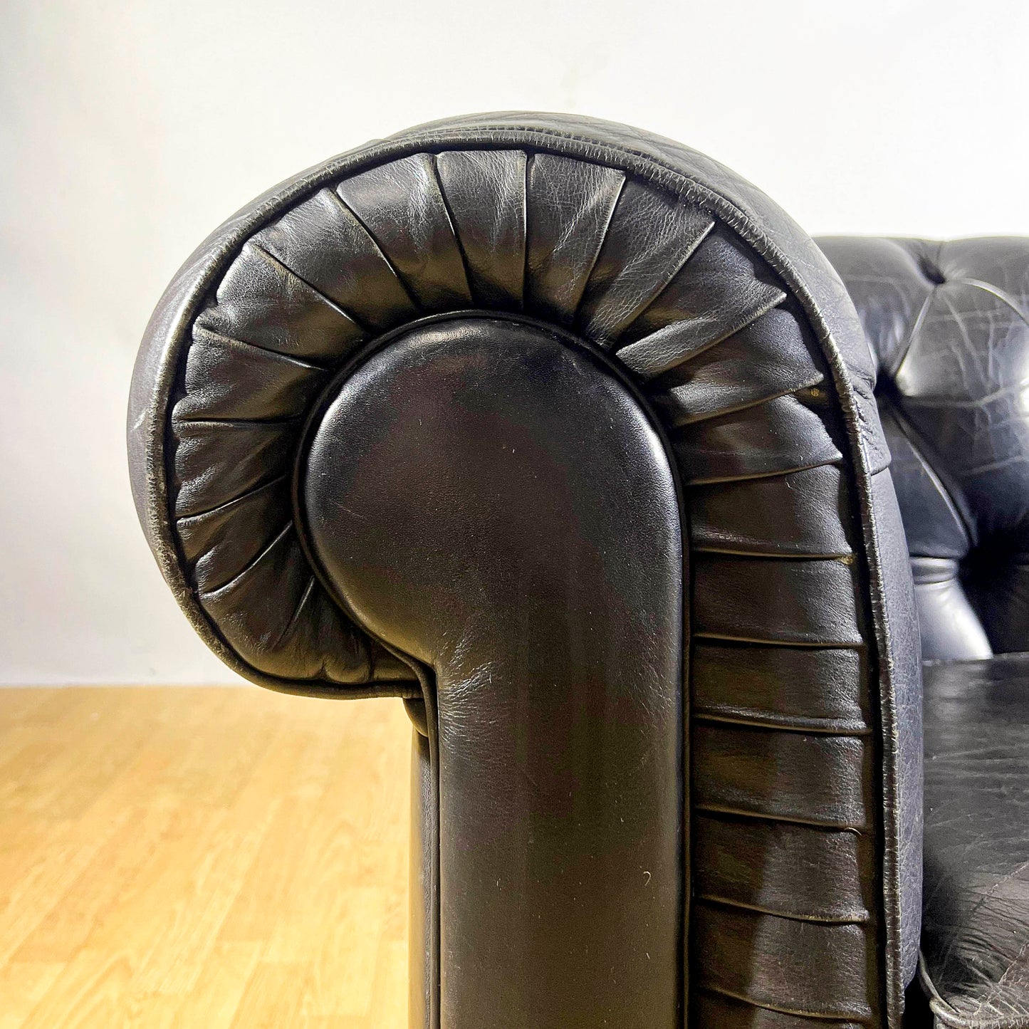 Divano Chesterfield club in pelle nera e piedi in legno anni 60