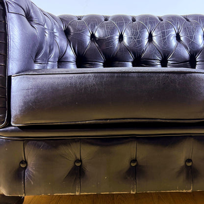 Divano Chesterfield club in pelle nera e piedi in legno anni 60