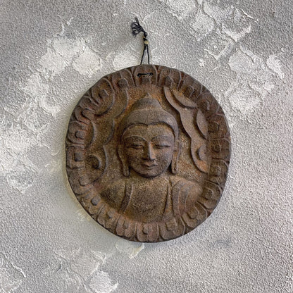 Amuleto Da Parete In Legno Intagliato Raffigurante Il Buddha In Stile Gandhara E Simbolo Om Sul Retro XX Secolo