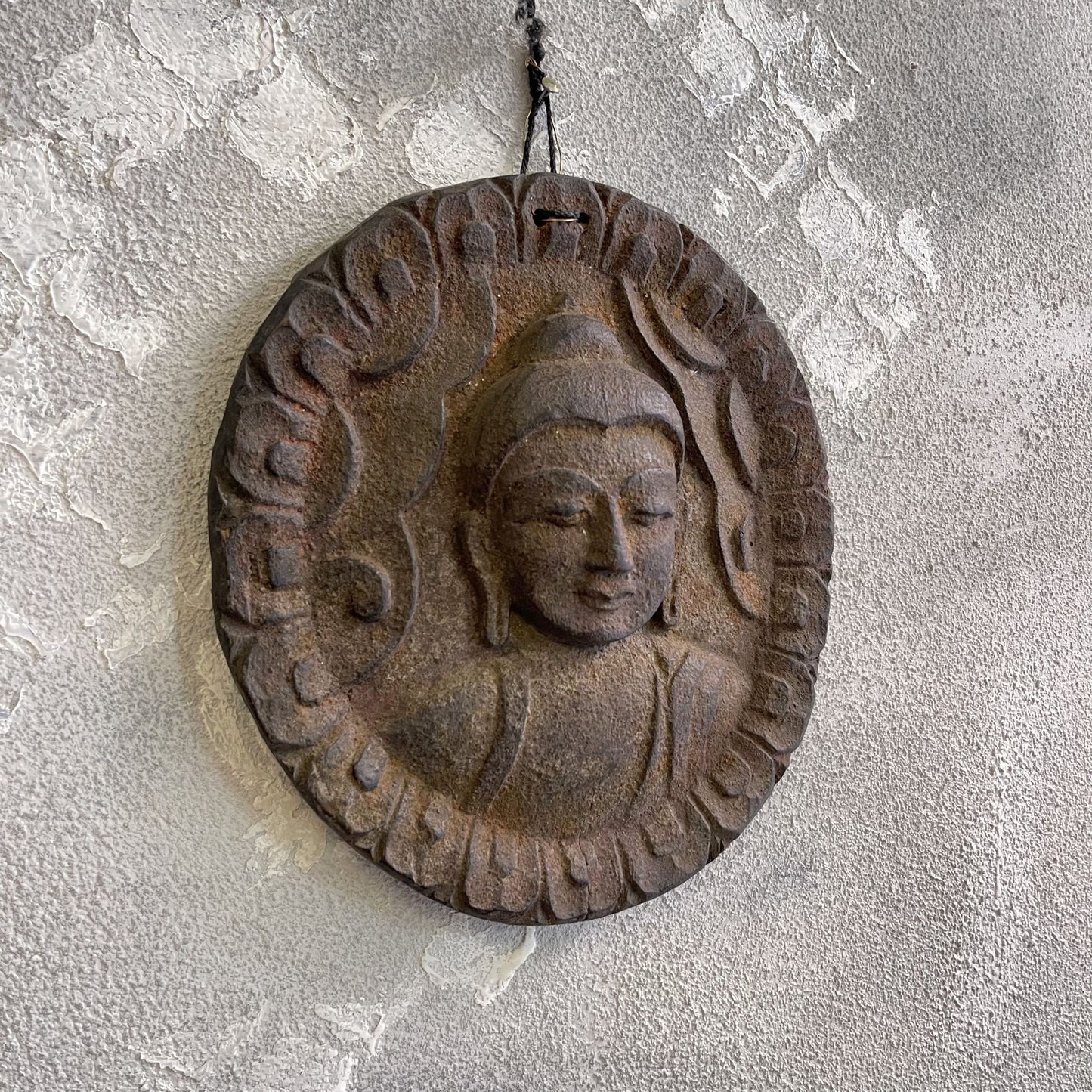 Amuleto Da Parete In Legno Intagliato Raffigurante Il Buddha In Stile Gandhara E Simbolo Om Sul Retro XX Secolo
