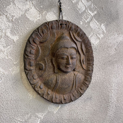Amuleto Da Parete In Legno Intagliato Raffigurante Il Buddha In Stile Gandhara E Simbolo Om Sul Retro XX Secolo