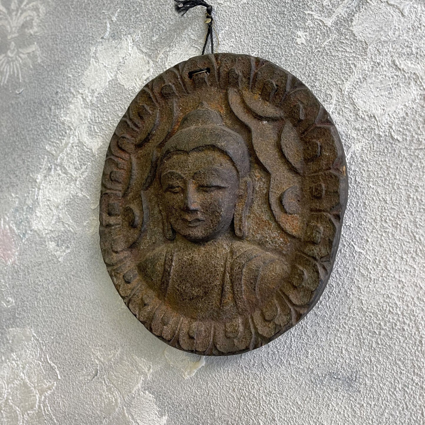 Amuleto Da Parete In Legno Intagliato Raffigurante Il Buddha In Stile Gandhara E Simbolo Om Sul Retro XX Secolo