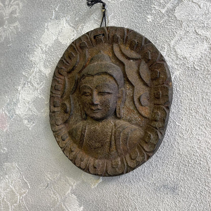 Amuleto Da Parete In Legno Intagliato Raffigurante Il Buddha In Stile Gandhara E Simbolo Om Sul Retro XX Secolo