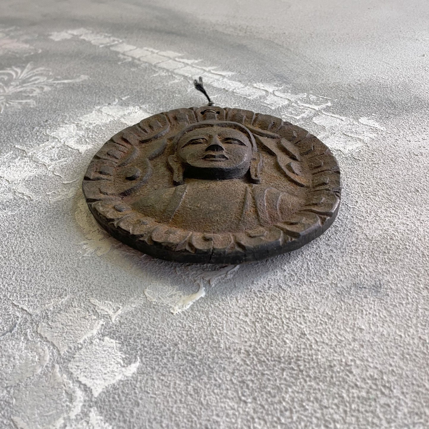 Amuleto Da Parete In Legno Intagliato Raffigurante Il Buddha In Stile Gandhara E Simbolo Om Sul Retro XX Secolo