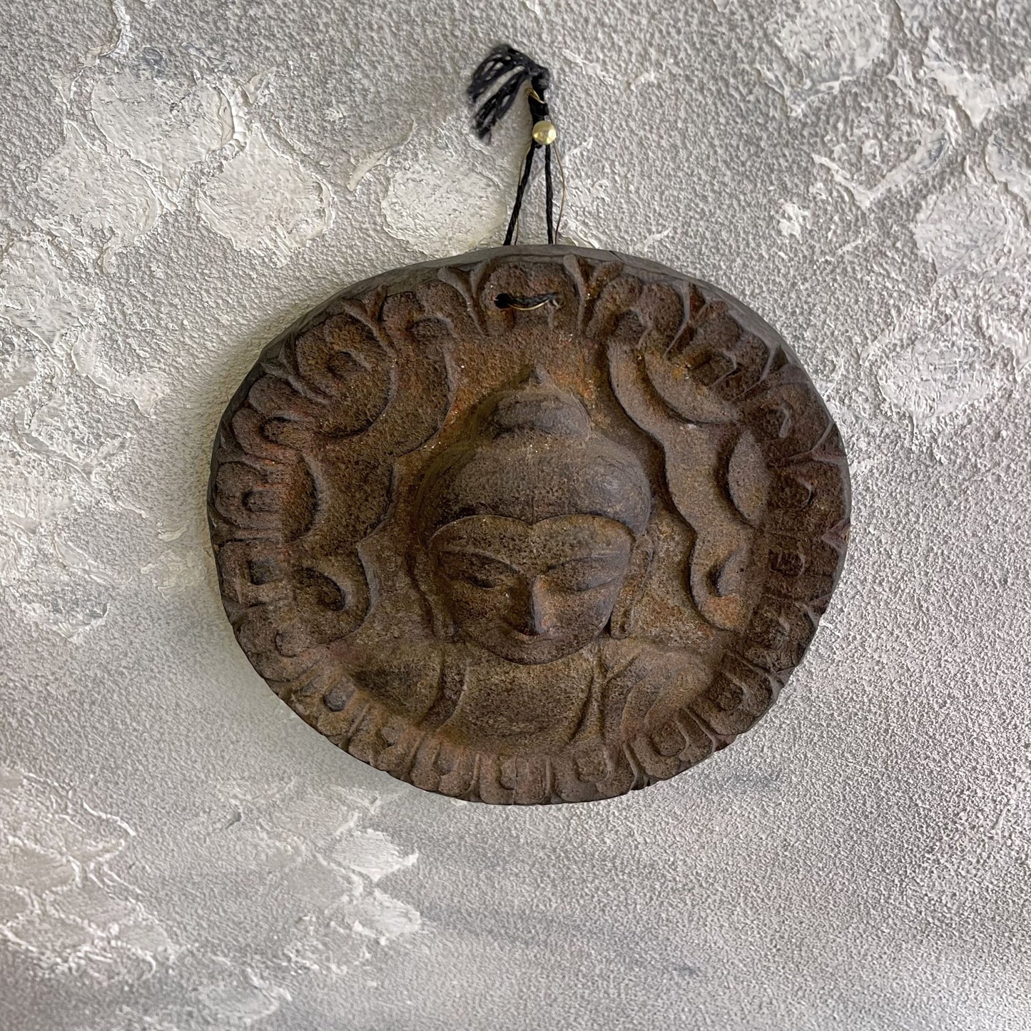 Amuleto Da Parete In Legno Intagliato Raffigurante Il Buddha In Stile Gandhara E Simbolo Om Sul Retro XX Secolo