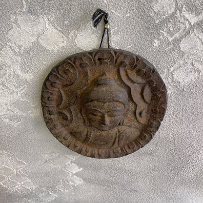 Amuleto Da Parete In Legno Intagliato Raffigurante Il Buddha In Stile Gandhara E Simbolo Om Sul Retro XX Secolo