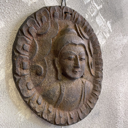 Amuleto Da Parete In Legno Intagliato Raffigurante Il Buddha In Stile Gandhara E Simbolo Om Sul Retro XX Secolo