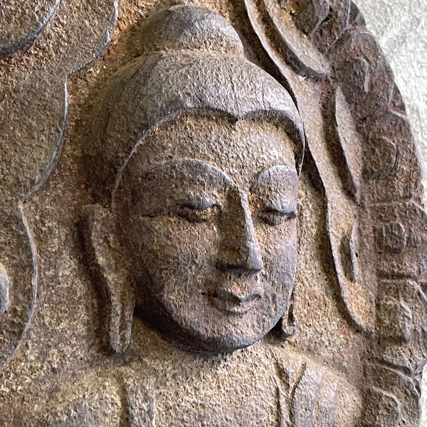Amuleto Da Parete In Legno Intagliato Raffigurante Il Buddha In Stile Gandhara E Simbolo Om Sul Retro XX Secolo