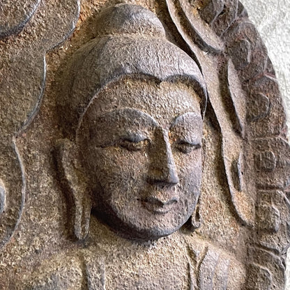 Amuleto Da Parete In Legno Intagliato Raffigurante Il Buddha In Stile Gandhara E Simbolo Om Sul Retro XX Secolo