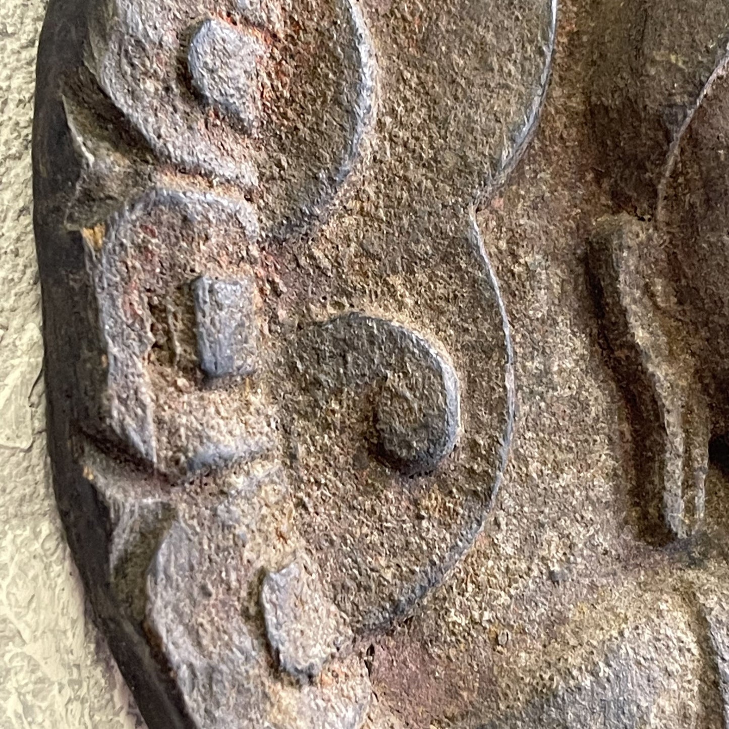 Amuleto Da Parete In Legno Intagliato Raffigurante Il Buddha In Stile Gandhara E Simbolo Om Sul Retro XX Secolo