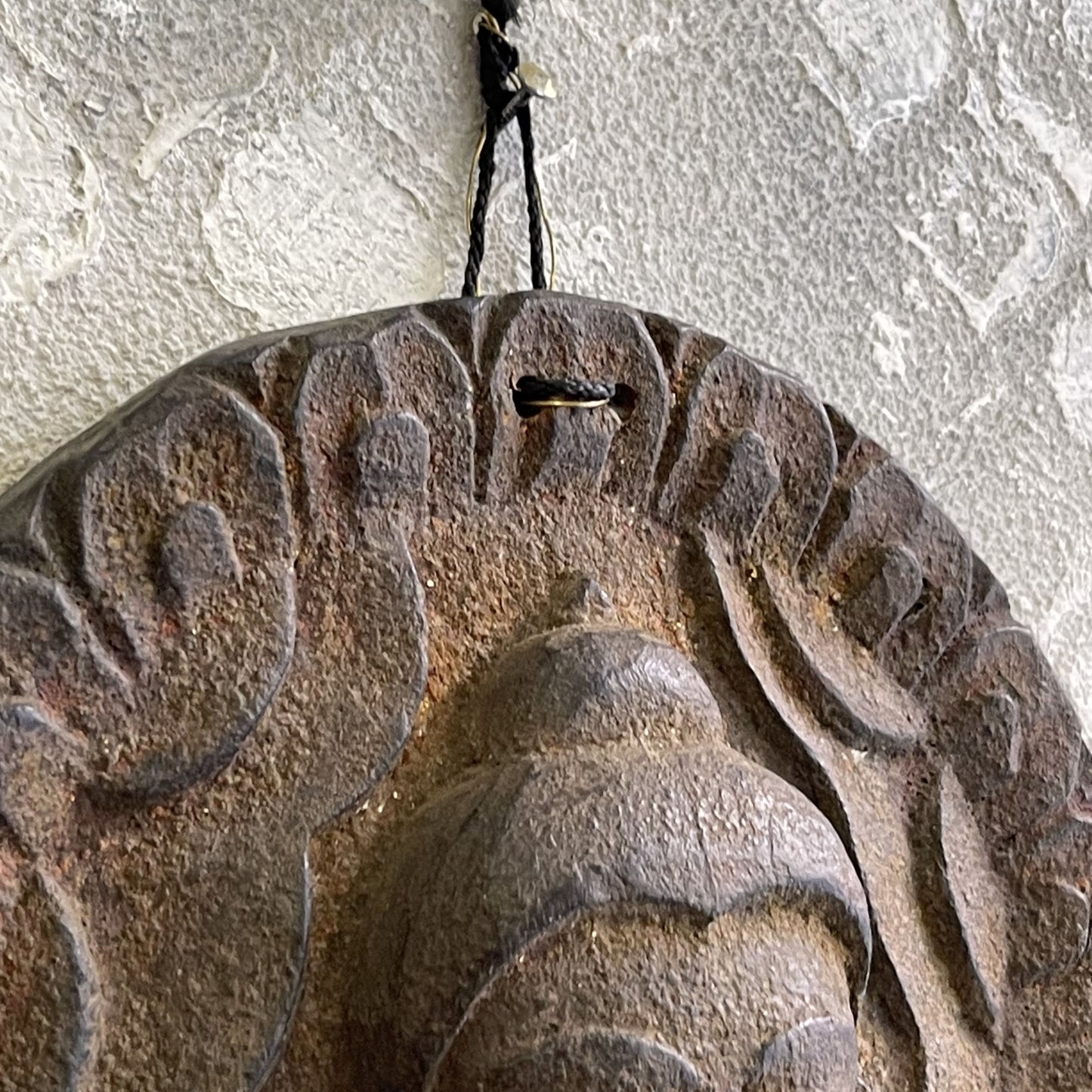 Amuleto Da Parete In Legno Intagliato Raffigurante Il Buddha In Stile Gandhara E Simbolo Om Sul Retro XX Secolo