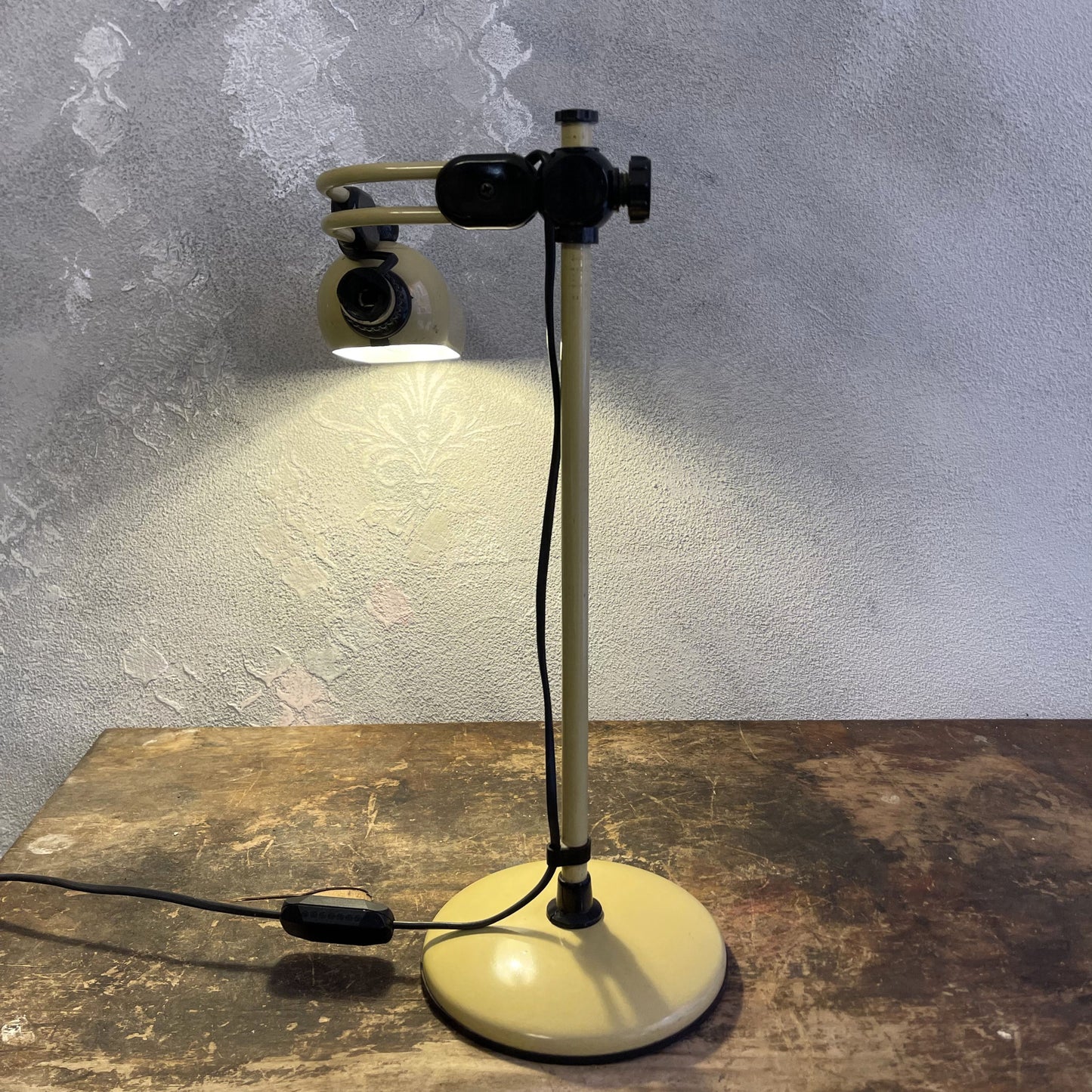 Lampada Multidirezione Postmoderna Regolabile In Altezza Di Produzione Italiana Degli Anni 80