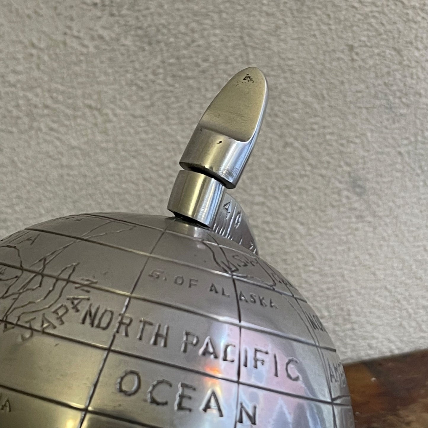Mappamondo In Alluminio Da Scrivania Inciso A Mano Anni 80