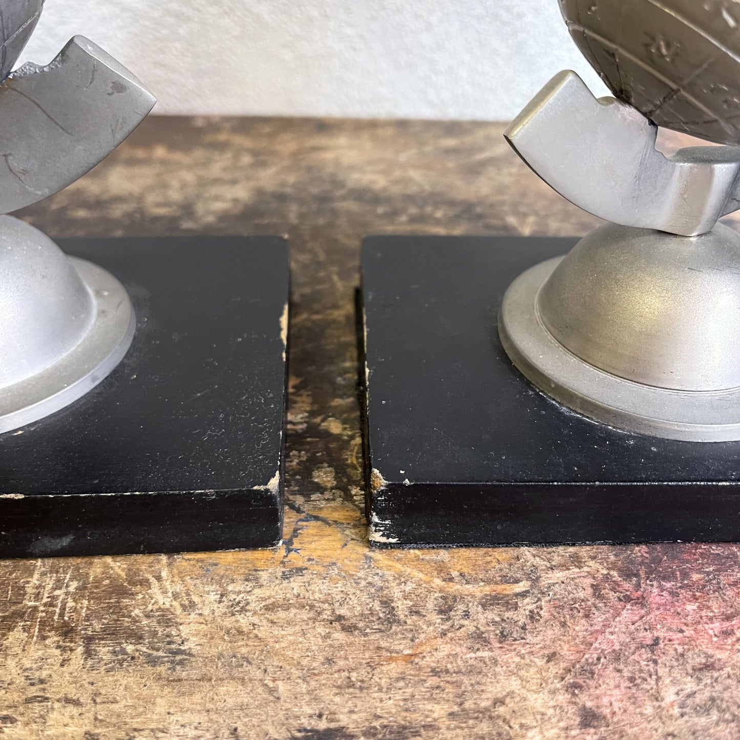 Fermalibri Con Mappamondi Realizzati In Alluminio Inciso A Mano E Legno Anni 80