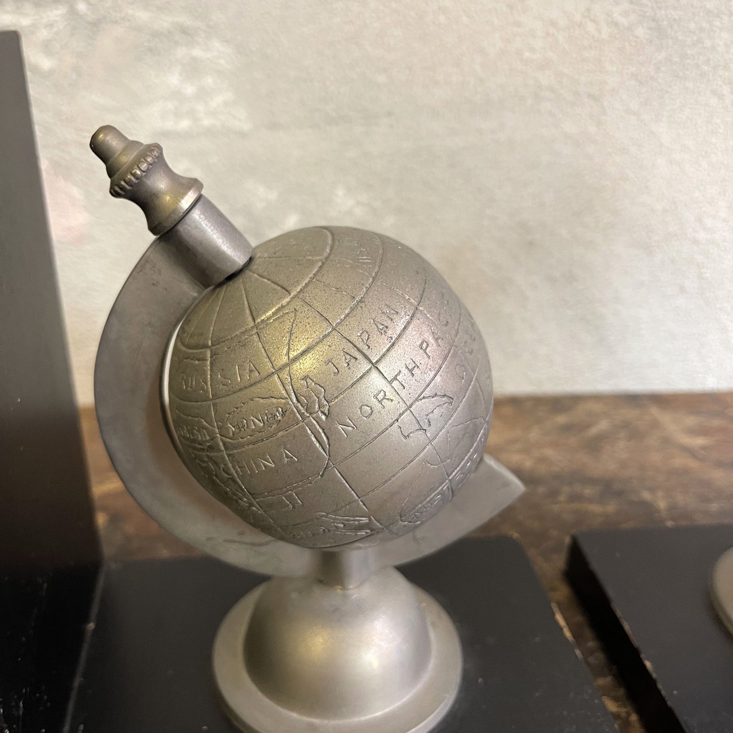 Fermalibri Con Mappamondi Realizzati In Alluminio Inciso A Mano E Legno Anni 80