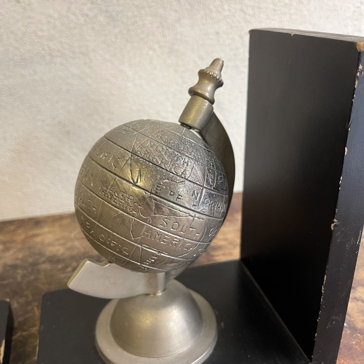 Fermalibri Con Mappamondi Realizzati In Alluminio Inciso A Mano E Legno Anni 80