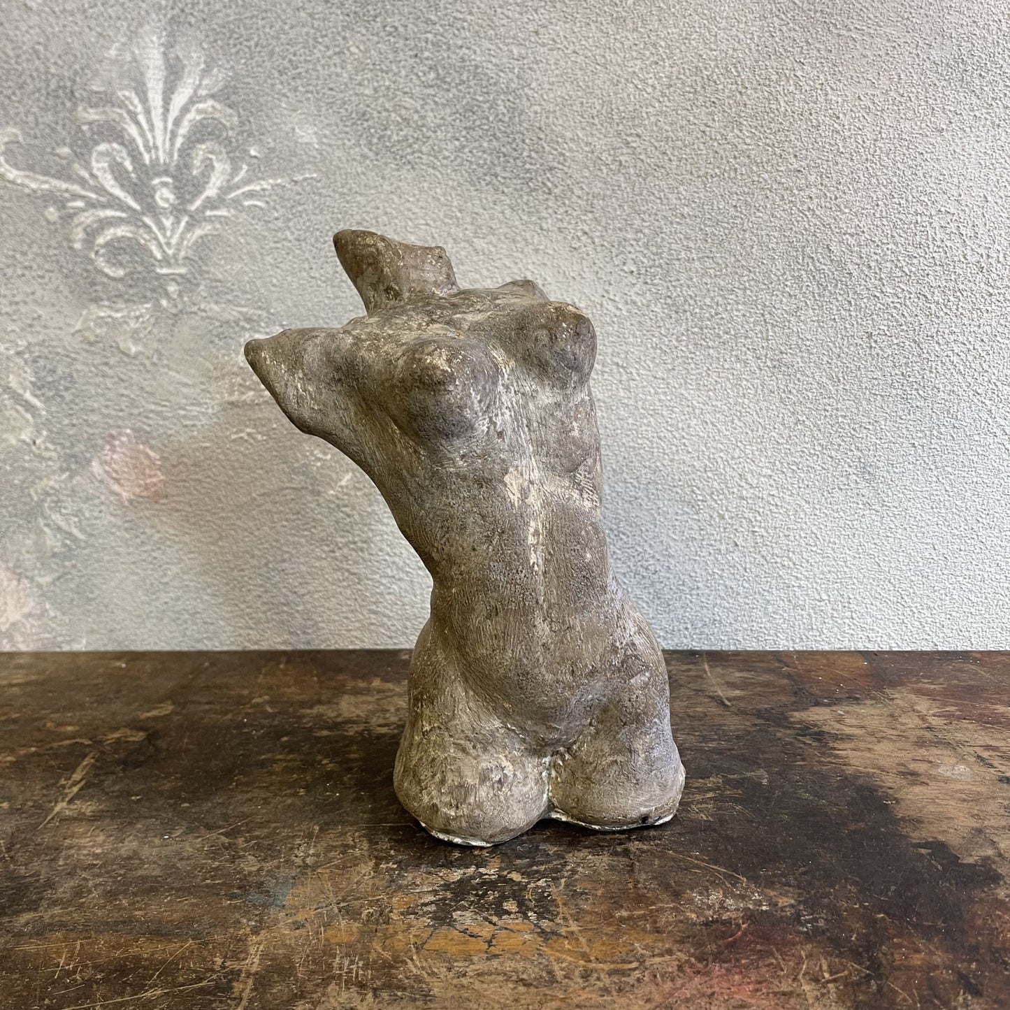 Busto Scultoreo Di Un Nudo Femminile In Pietra Calcarea Degli Anni 80