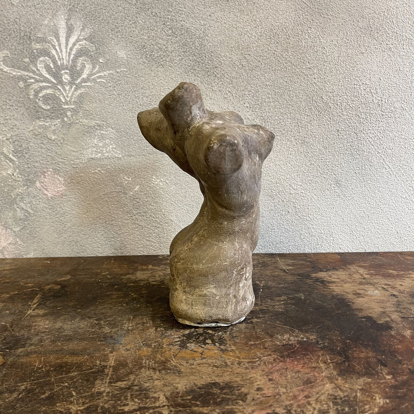 Busto Scultoreo Di Un Nudo Femminile In Pietra Calcarea Degli Anni 80