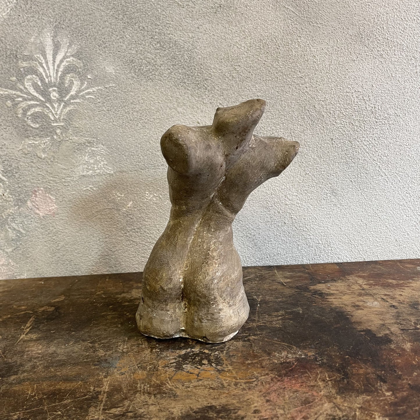 Busto Scultoreo Di Un Nudo Femminile In Pietra Calcarea Degli Anni 80