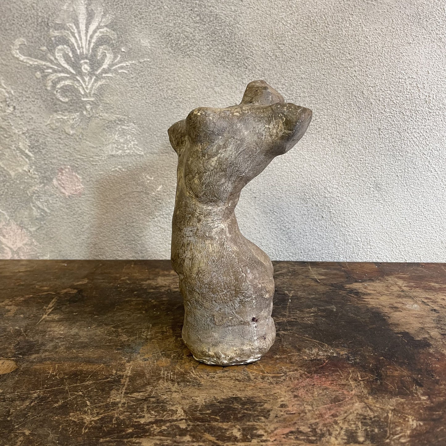 Busto Scultoreo Di Un Nudo Femminile In Pietra Calcarea Degli Anni 80