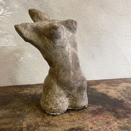 Busto Scultoreo Di Un Nudo Femminile In Pietra Calcarea Degli Anni 80