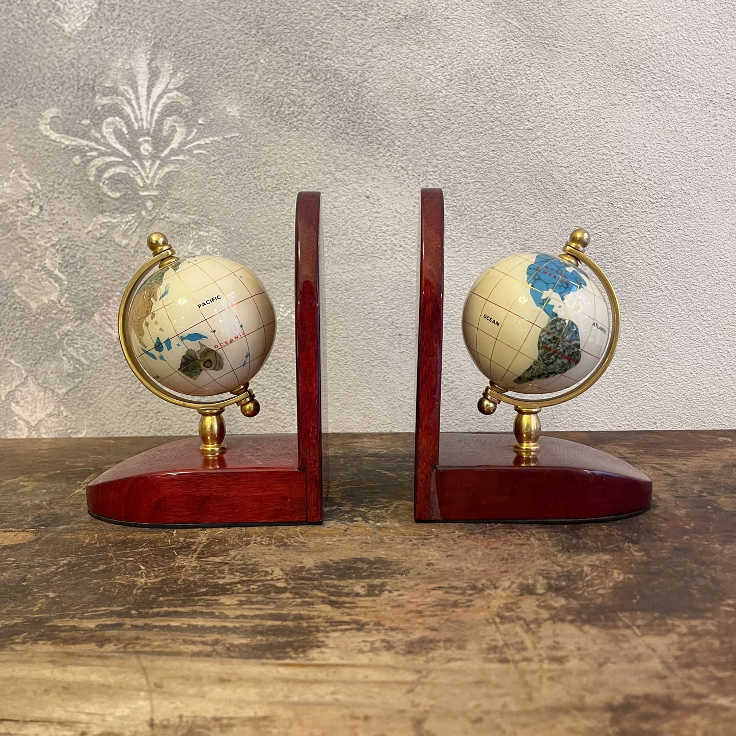 Fermalibri Con Mappamondi In Legno Di Mogano Laccato E Asse In Ottone Con Globi Impreziositi Da Minerali Anni 80
