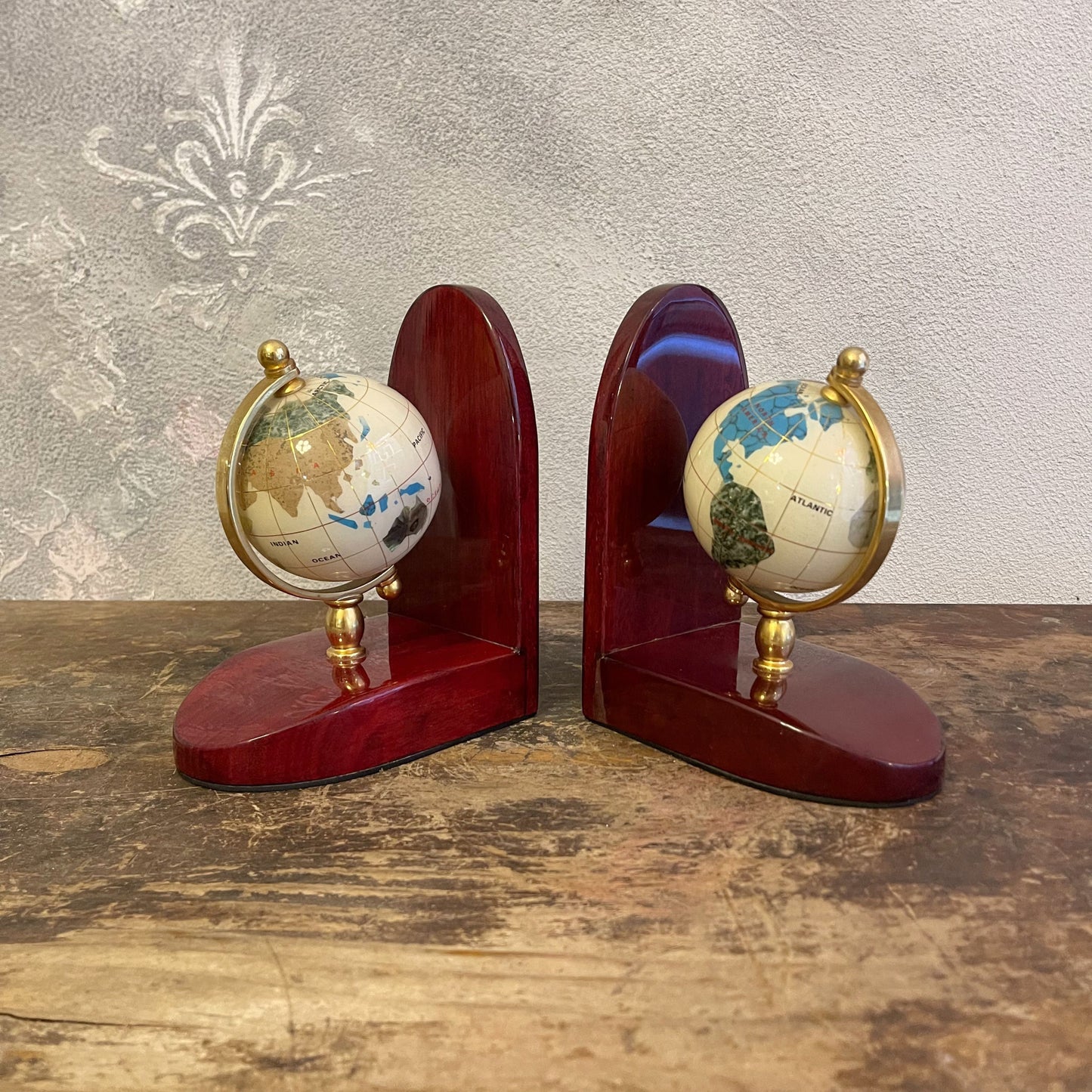 Fermalibri Con Mappamondi In Legno Di Mogano Laccato E Asse In Ottone Con Globi Impreziositi Da Minerali Anni 80