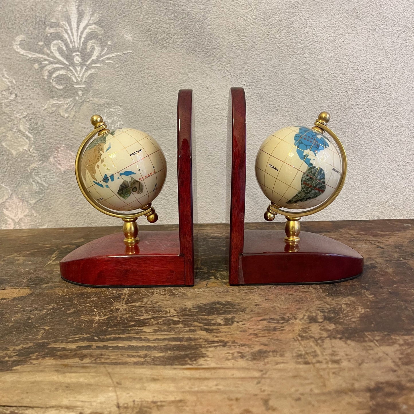 Fermalibri Con Mappamondi In Legno Di Mogano Laccato E Asse In Ottone Con Globi Impreziositi Da Minerali Anni 80