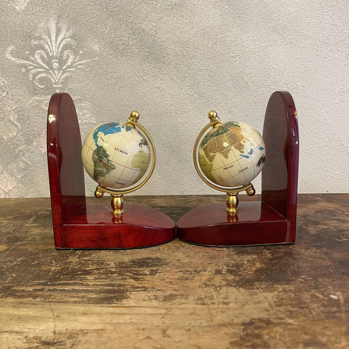 Fermalibri Con Mappamondi In Legno Di Mogano Laccato E Asse In Ottone Con Globi Impreziositi Da Minerali Anni 80