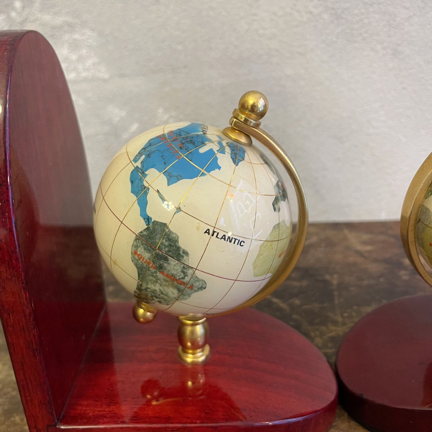 Fermalibri Con Mappamondi In Legno Di Mogano Laccato E Asse In Ottone Con Globi Impreziositi Da Minerali Anni 80