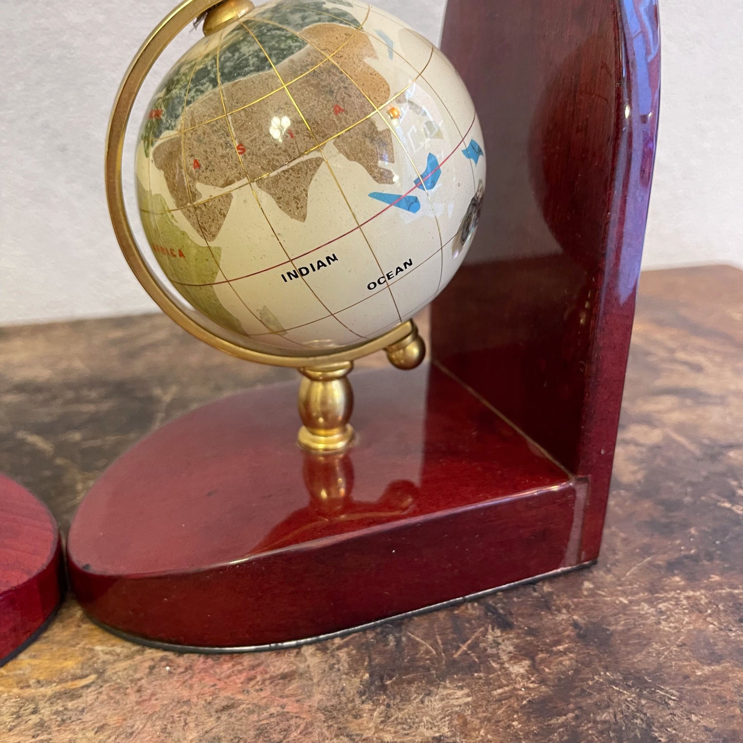 Fermalibri Con Mappamondi In Legno Di Mogano Laccato E Asse In Ottone Con Globi Impreziositi Da Minerali Anni 80