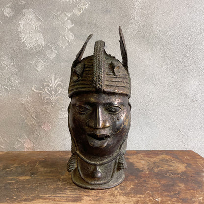 Testa in bronzo a cera persa di un OBA Yoruba del regno dei Benin del XX secolo