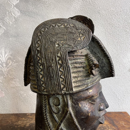 Testa in bronzo a cera persa di un OBA Yoruba del regno dei Benin del XX secolo